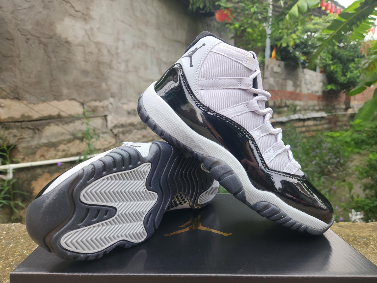 Air Jordan 11 Retro Grey / Black