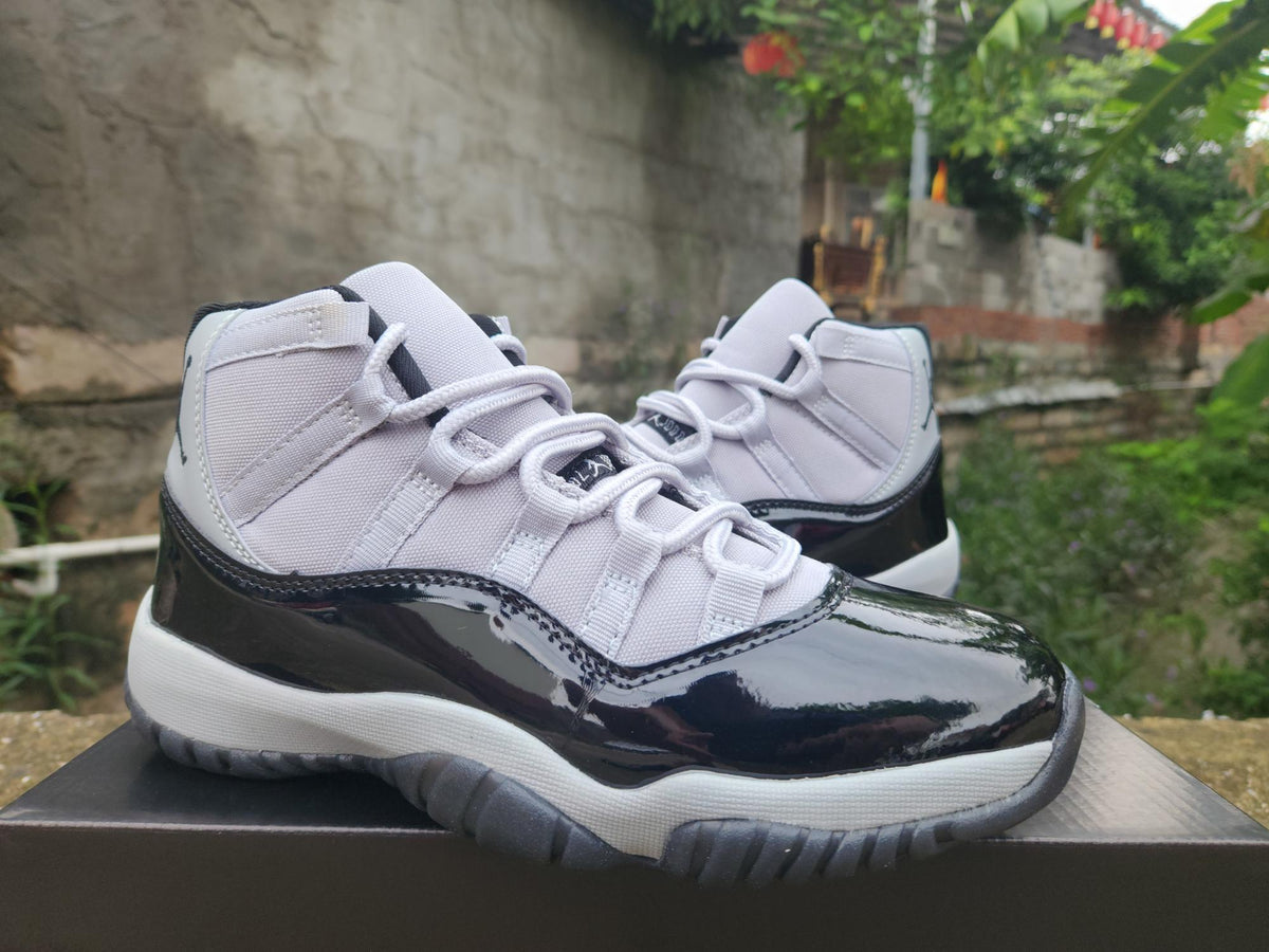 Air Jordan 11 Retro Grey / Black