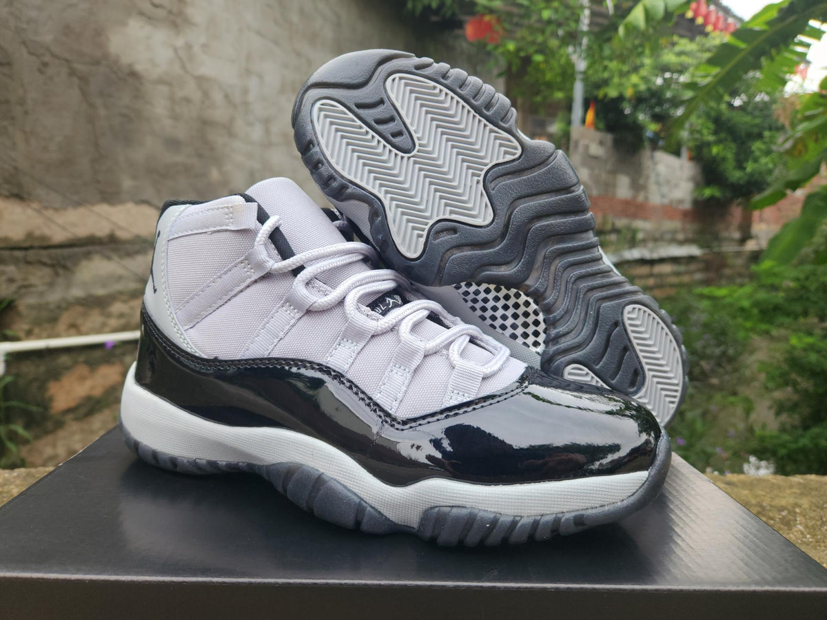 Air Jordan 11 Retro Grey / Black
